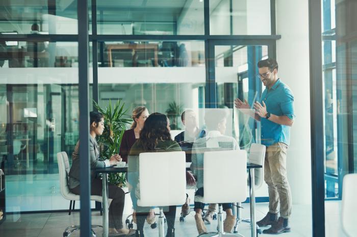 Comment les changements sociaux et les politiques affectent le marché du travail et les travailleurs