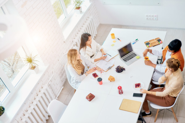 Comment communiquer efficacement avec les collègues et les superviseurs au cours d'un stage ou d'une expérience professionnelle ?